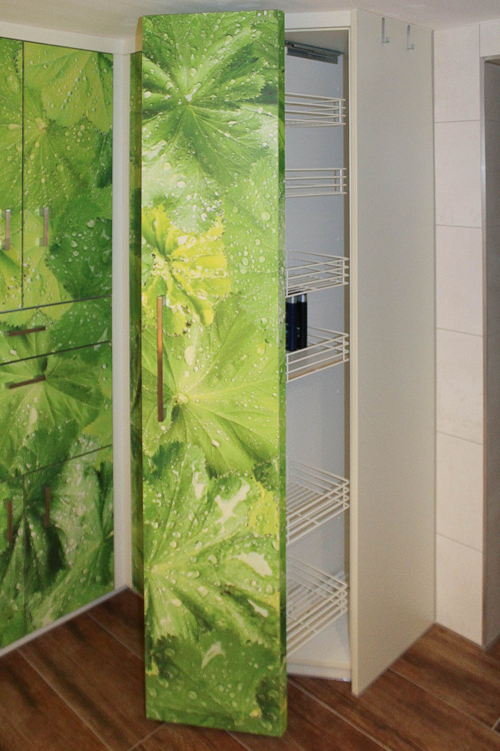 Der Hausarbeitsraum hat auch einen Ziehschrank