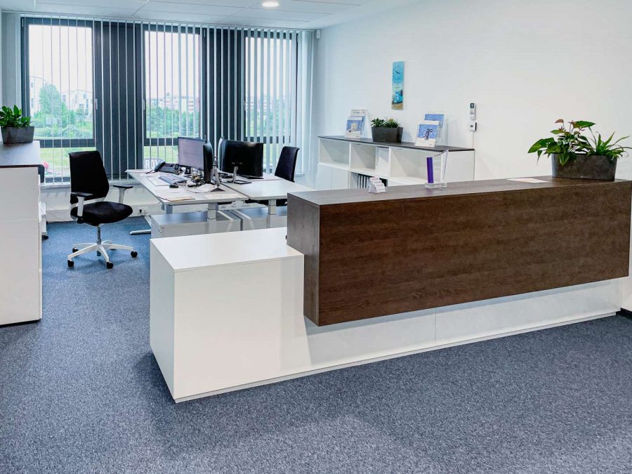 Theke einer Büroeinrichtung von vorn