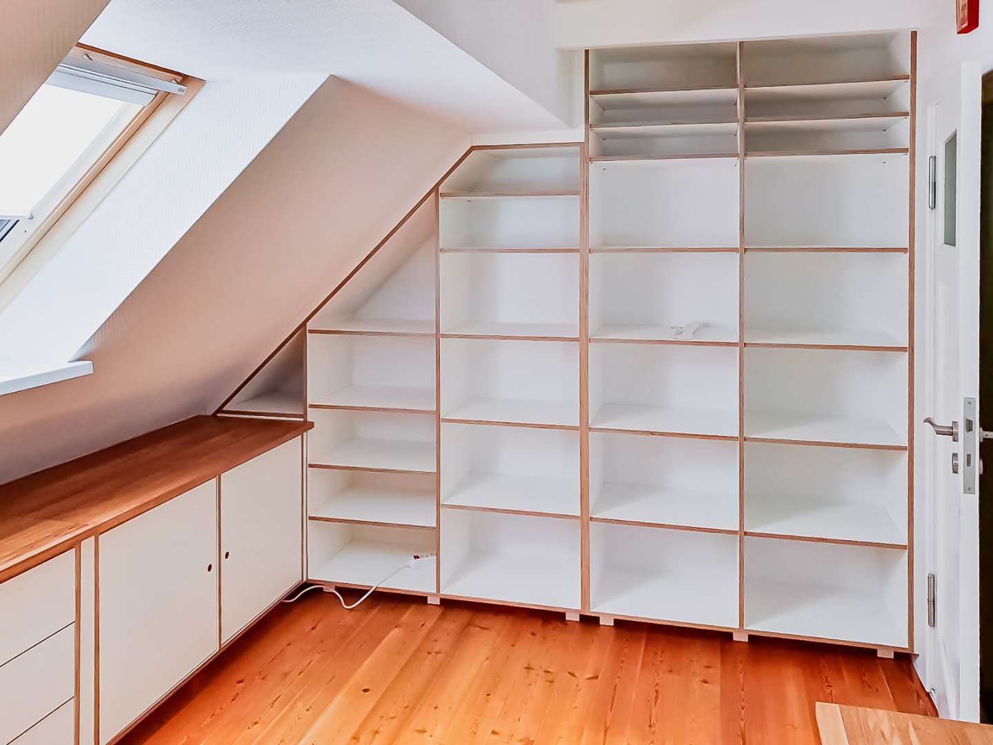 Homeoffice-Regal im Dachgeschoss