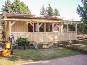 Holzverkleidung und Terrassenbau im Kleingarten