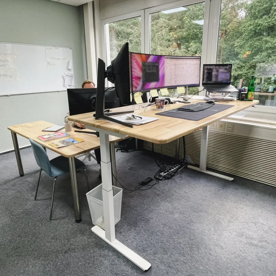 Höhenverstellbarer Schreibtisch ausgefahren