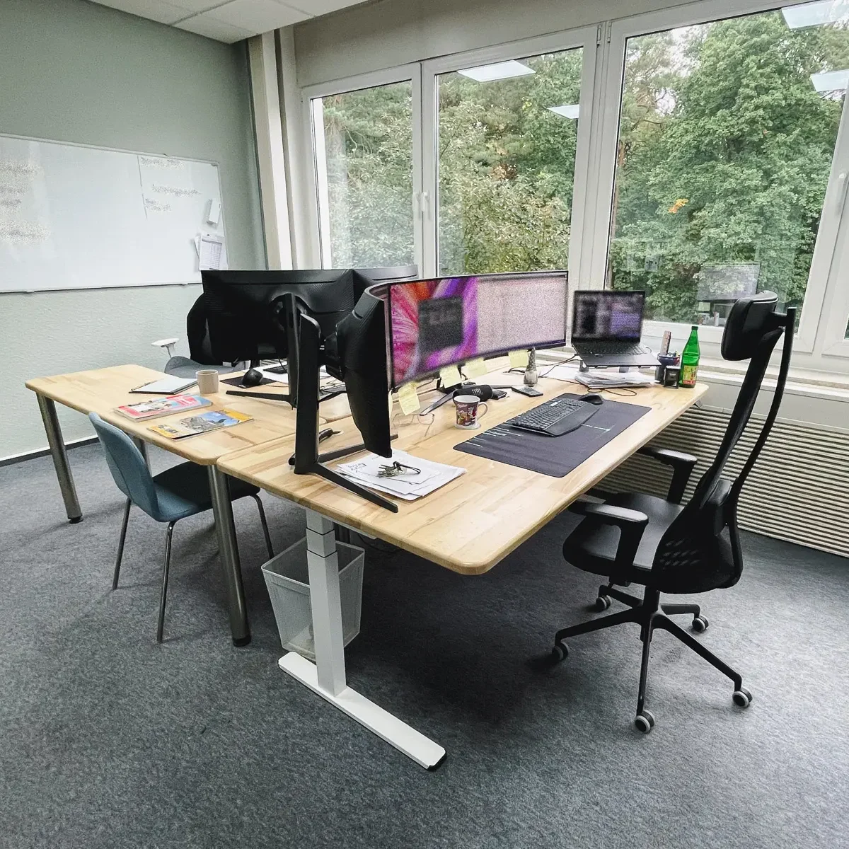 Höhenverstellbarer Schreibtisch unausgefahren
